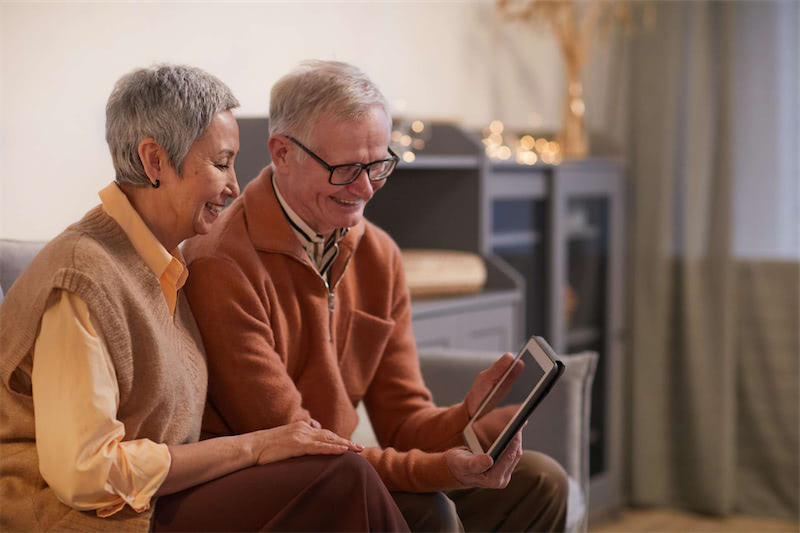 Helping Seniors with Technology: 3 Easy Tips